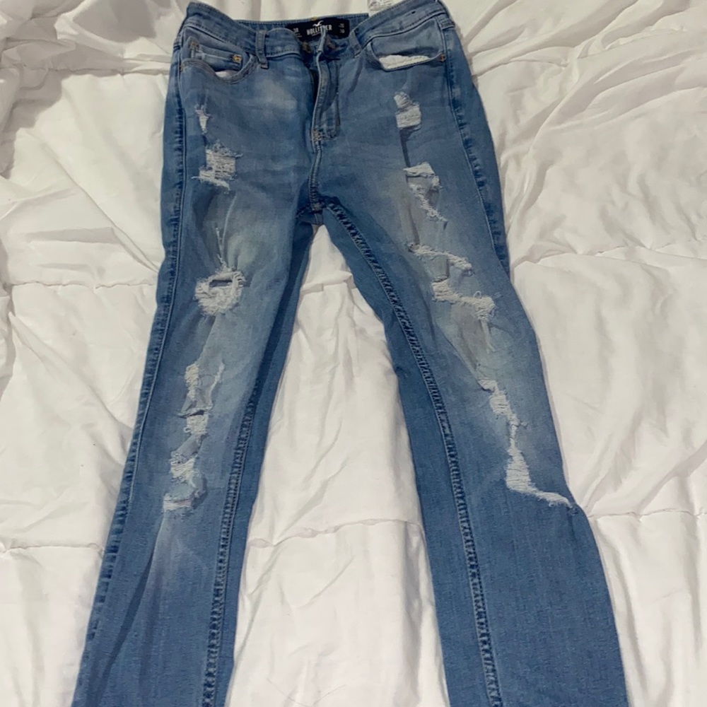 3R  Hollister high waisted Ripped skinny jeans